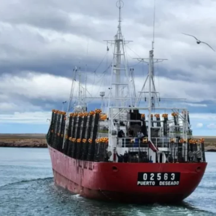 Con esperanza de que se mantenga el calamar, zarpó el primer potero de la temporada de Puerto Deseado