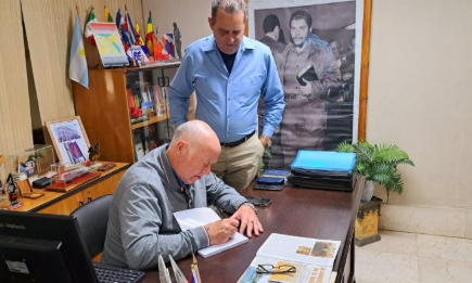 Roberto-Suarez-dedicando-el-libro