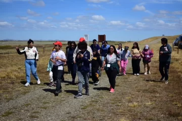 Jóvenes y adultos disfrutan de la naturaleza en la reserva Río Chico