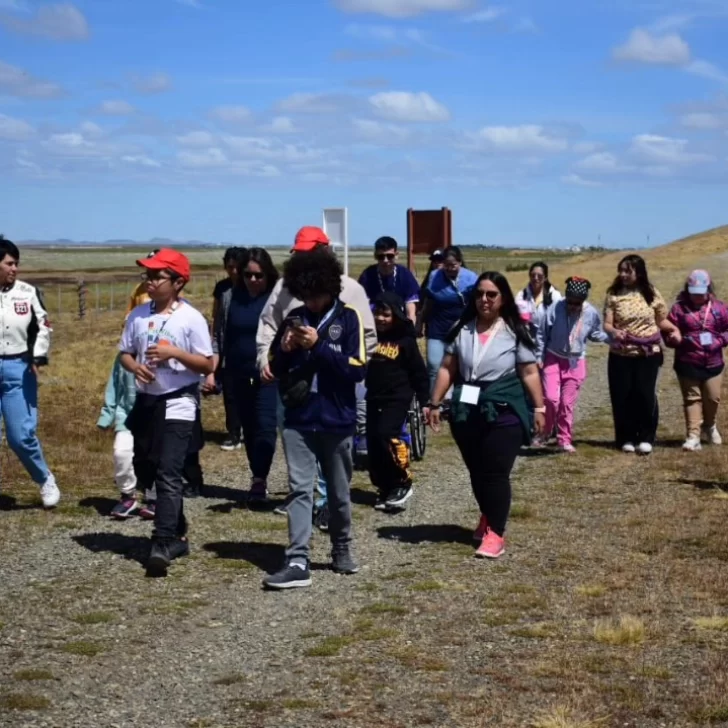 Jóvenes y adultos disfrutan de la naturaleza en la reserva Río Chico