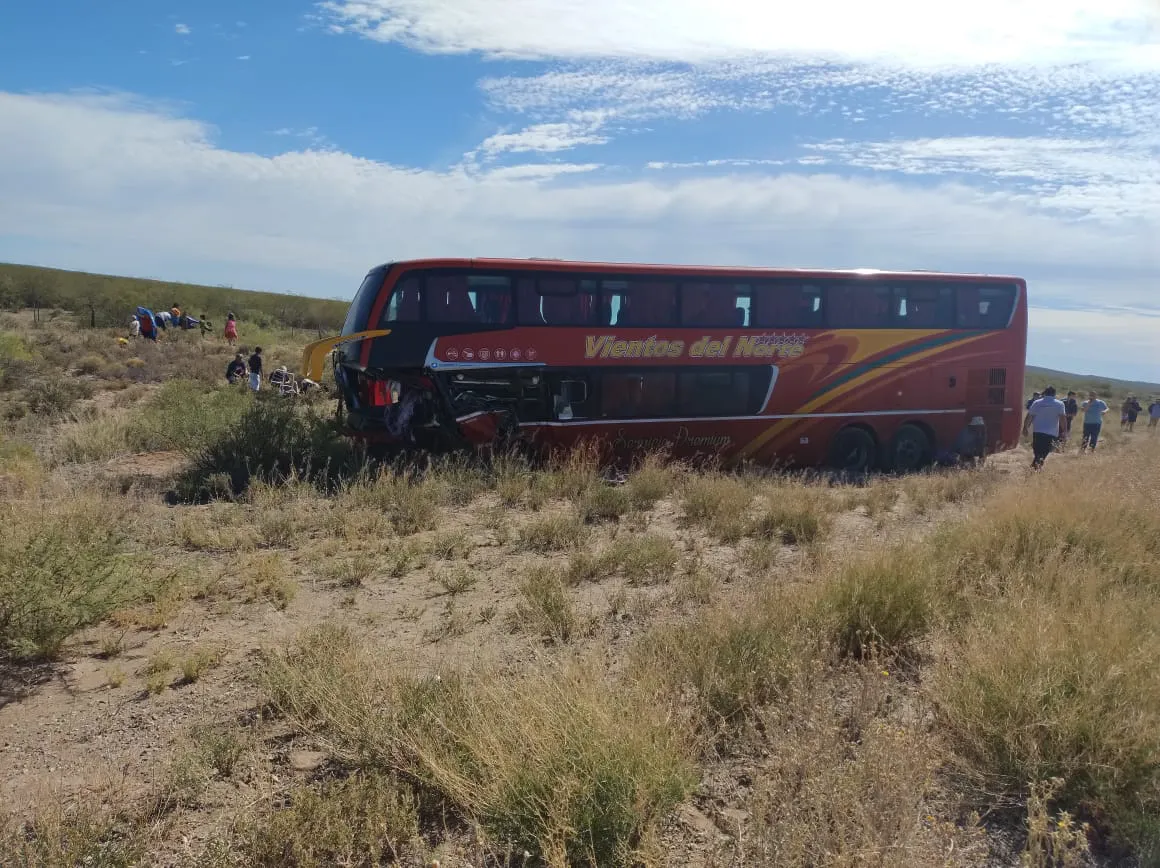 Tragedia-en-La-Pampa-con-trabajadores-golondrina-de-TucumAn-cinco-muertos-en-un-choque-frontal-entre-colectivo-y-camioneta-2-728x545