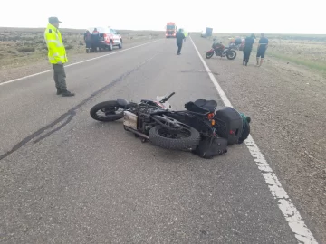 Grave choque entre moto y camión cerca de Piedra Buena: le amputaron una extremidad a una mujer