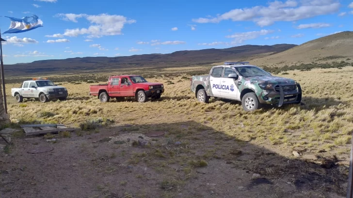 Rescataron a tres personas que habían quedado varadas en una estancia de Santa Cruz