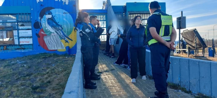 Vieron a policías patrullando en la ría de Río Gallegos, quisieron esconder la droga y los atraparon