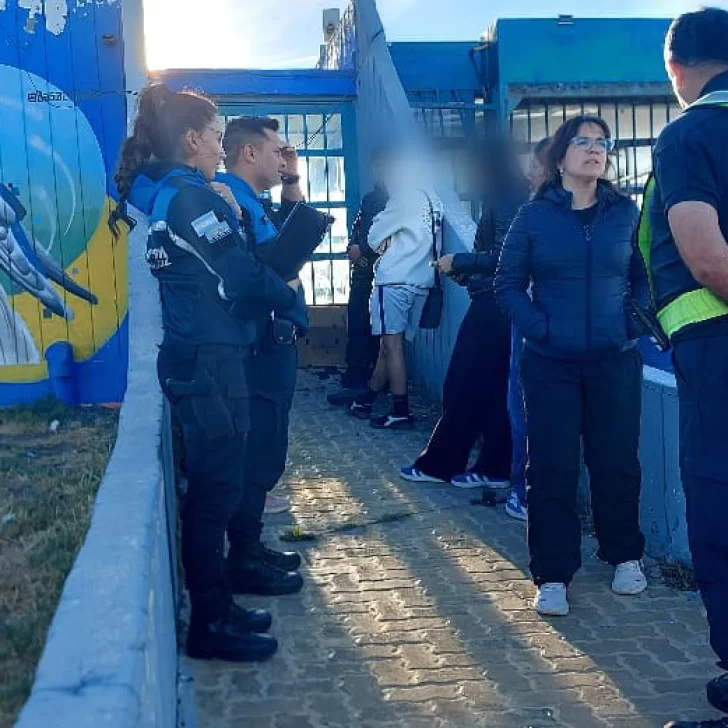 Vieron a policías patrullando en la ría de Río Gallegos, quisieron esconder la droga y los atraparon