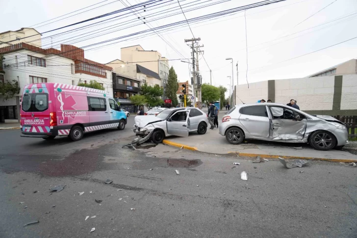 Fuerte accidente en pleno centro de Río Gallegos: un lesionado