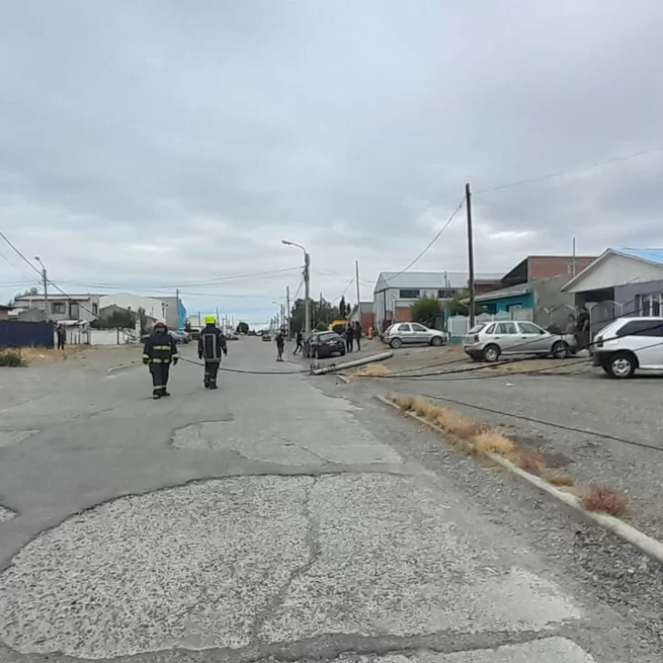 En Río Gallegos: manejaba alcoholizado y chocó contra un poste del tendido eléctrico