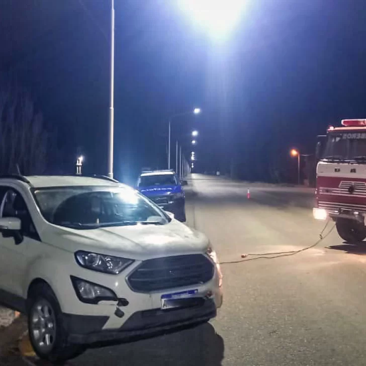 Perdió el control de su camioneta y quedó “enganchada” en una alcantarilla