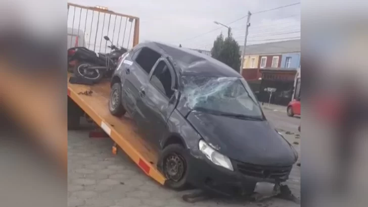 Un Gol y una moto protagonizaron un fuerte accidente: el motor del auto quedó “colgando”
