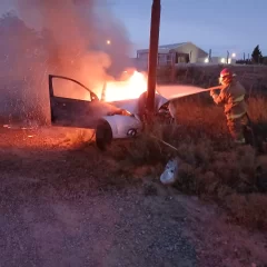 Chocó contra un poste de luz y el auto terminó en llamas: el conductor desapareció 