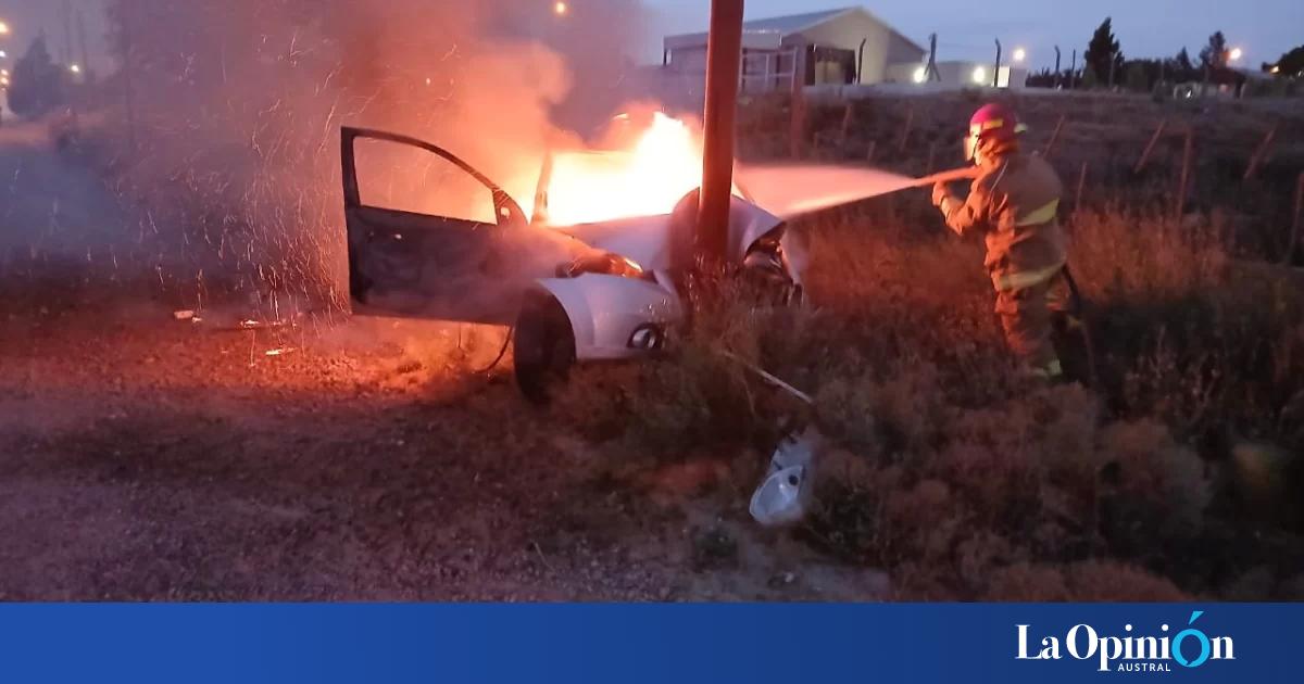 Chocó contra un poste de luz y el auto terminó en llamas: el conductor ...
