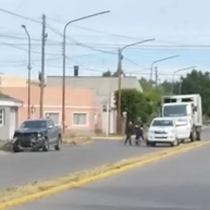 Violento choque entre un camión recolector y una camioneta de Servicios Públicos