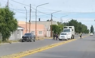 Violento choque entre un camión recolector y una camioneta de Servicios Públicos
