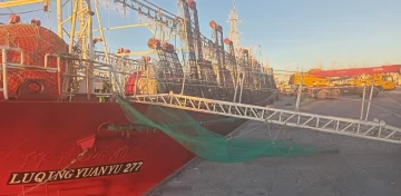 Con la descarga de los primeros poteros comenzó la zafra del calamar