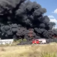 Video. Voraz incendio en un depósito de neumáticos en Moreno