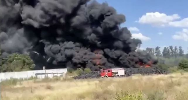 Video. Voraz incendio en un depósito de neumáticos en Moreno