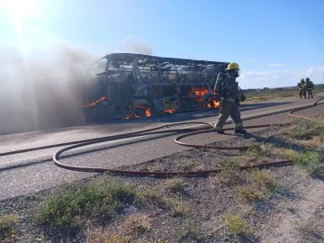 Se incendió un colectivo en medio de la ruta de Chubut que viajaba de Jujuy a Río Gallegos