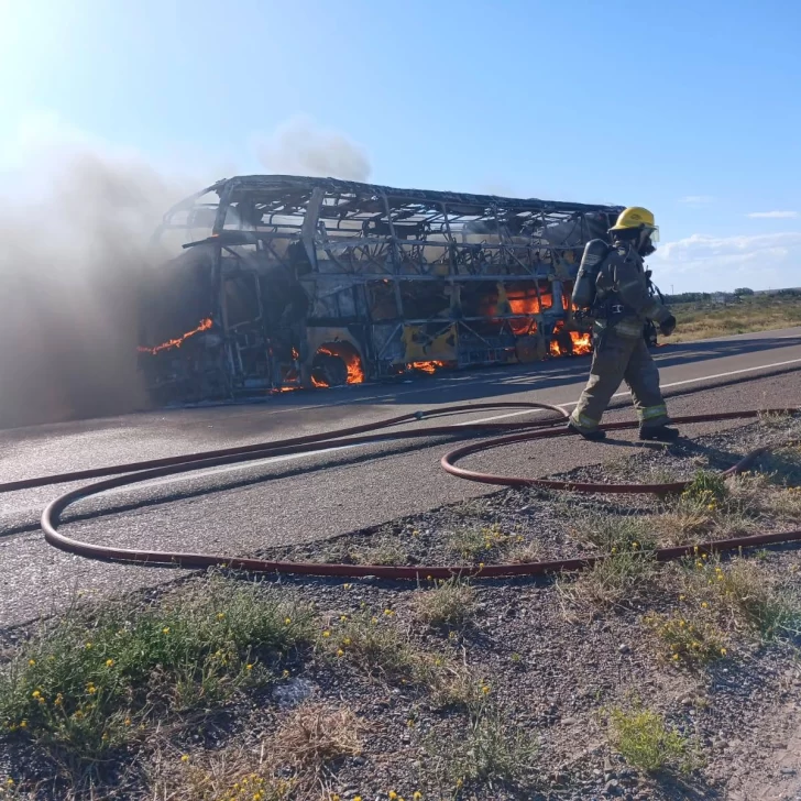Se incendió un colectivo en medio de la ruta de Chubut que viajaba de Jujuy a Río Gallegos