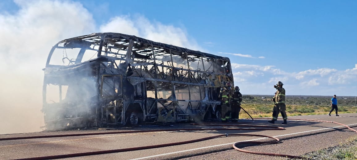 incendio-colectivo-a-rio-gallegos-en-chubut-1-728x328