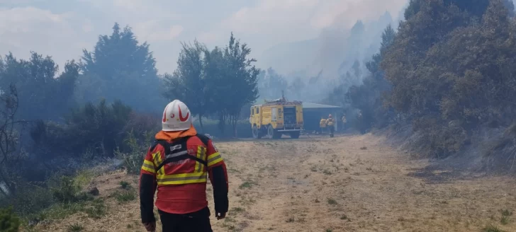 Epuyén: más de 400 personas y un gran operativo aéreo trabajan para controlar el incendio