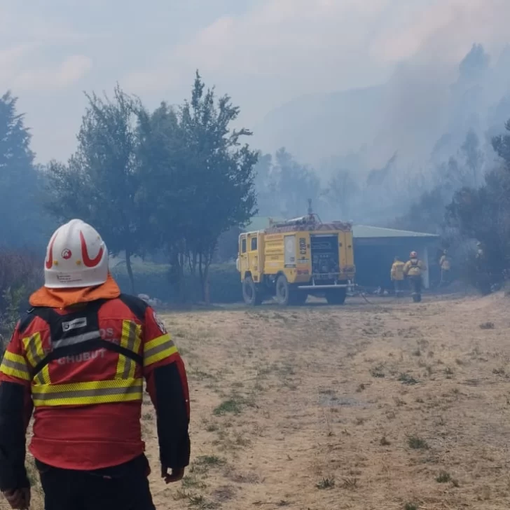 Epuyén: más de 400 personas y un gran operativo aéreo trabajan para controlar el incendio