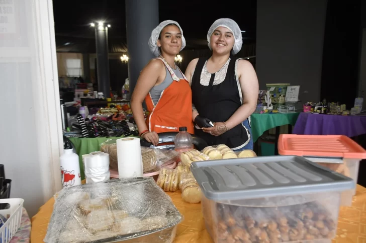 Son de Río Gallegos y venden pancitos y alfajores para comprar los útiles escolares