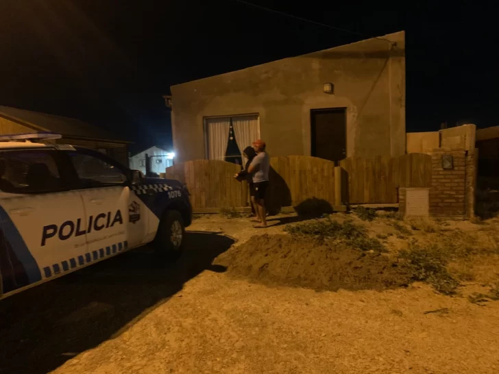 Amenazó a un vecino con un rifle, asegurando que sus perros mataron a su gato, y le allanaron la casa