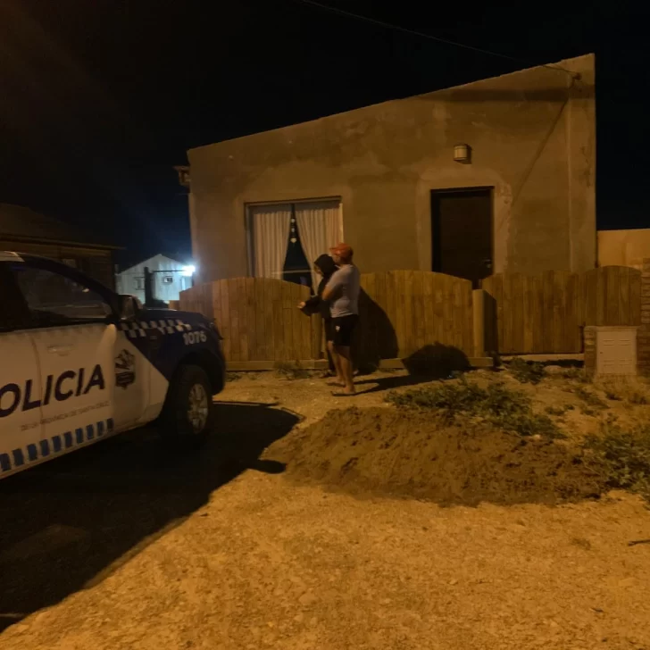 Amenazó a un vecino con un rifle, asegurando que sus perros mataron a su gato, y le allanaron la casa