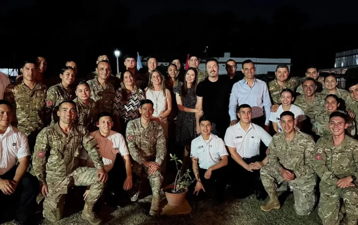 Luis Petri y Cristina Pérez recibieron el 2025 junto a la guardia del Regimiento de Artillería 1 en Campo de Mayo