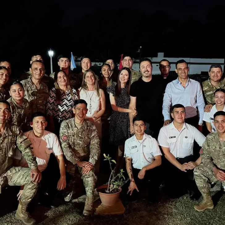 Luis Petri y Cristina Pérez recibieron el 2025 junto a la guardia del Regimiento de Artillería 1 en Campo de Mayo