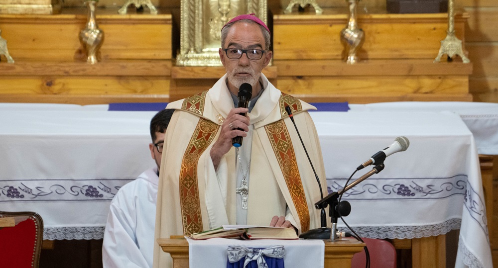  Obispo diocesano Ignacio Medina en la Catedral. Foto: Leandro Franco/La Opinión Austral