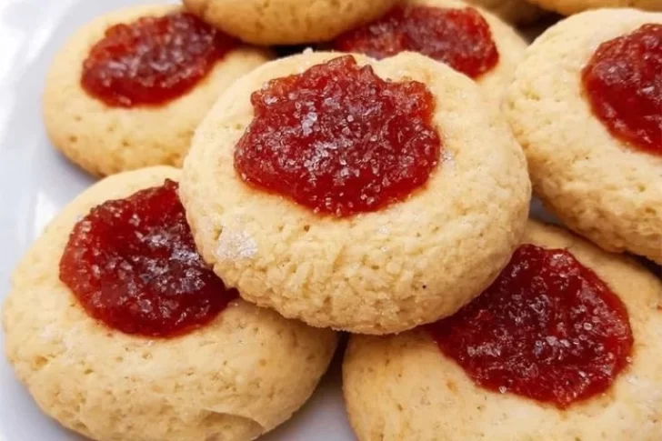 Receta de pepas caseras cubiertas con mermelada de frutos rojos