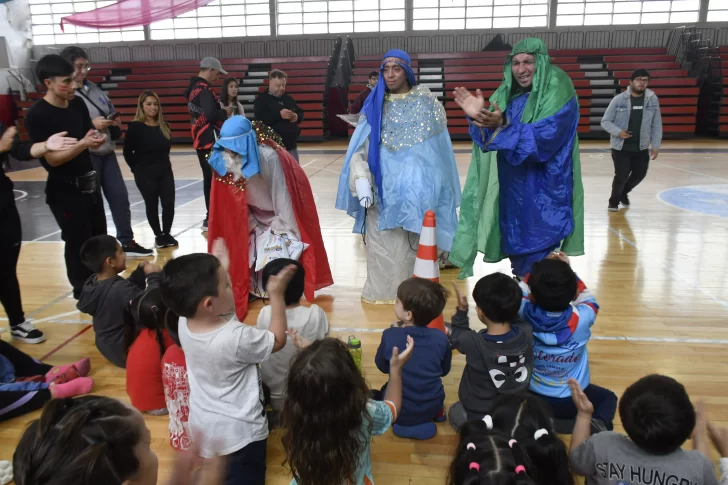 Los Reyes Magos iniciaron su mágica recorrida por las Colonias de Verano en Río Gallegos