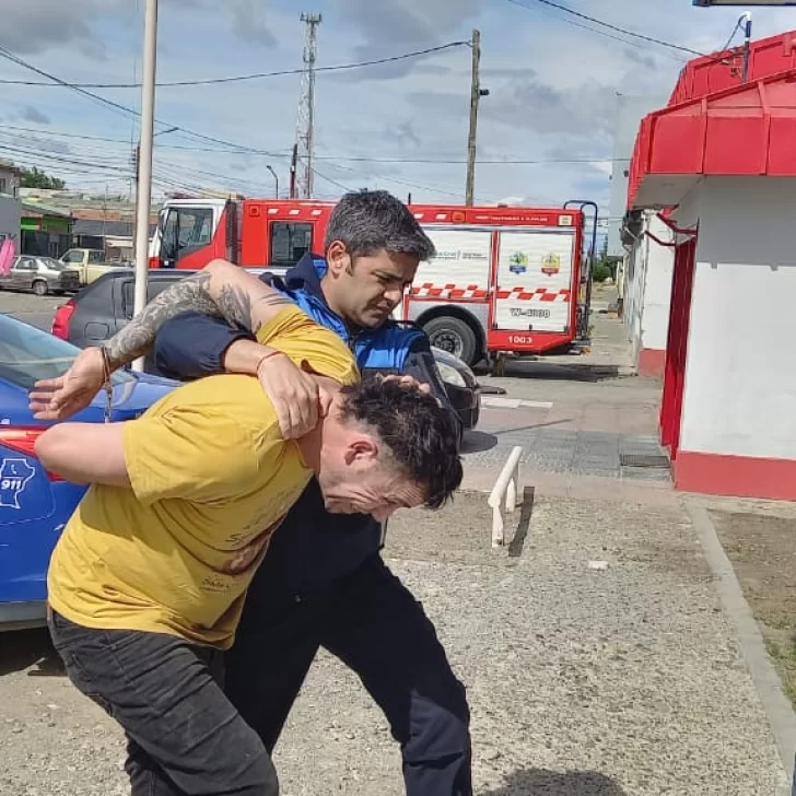 Simularon pagar con una tarjeta sin fondos y se robaron $200.000 en carne y cervezas: hay tres detenidos