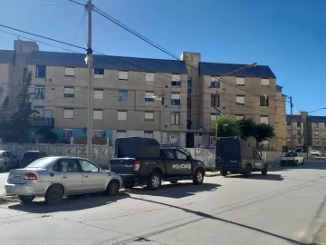 Denunciaron otro tiroteo en Caleta Olivia: un menor de 15 años fue demorado con un arma tipo “tumbera” Denunciaron otro tiroteo en Caleta Olivia: un menor de 15 años fue demorado con un arma tipo “tumbera”