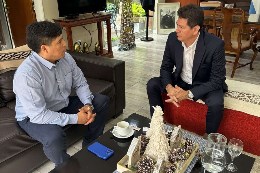  El gobernador Claudio Vidal, junto al interventor de YCRT, Pablo Gordillo.