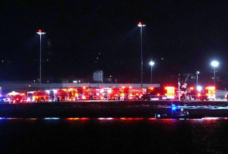 Choque de un avión y un helicóptero en Washington: recuperan 18 cuerpos del río Potomac