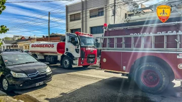 Reparaban un auto y provocaron un incendio en un taller: pérdidas totales
