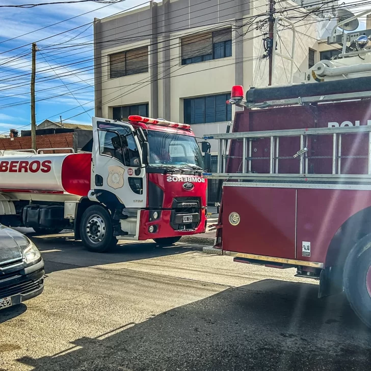 Reparaban un auto y provocaron un incendio en un taller: pérdidas totales
