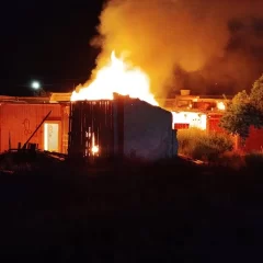 Investigan el incendio de una casa abandonada ubicada a metros de un local nocturno