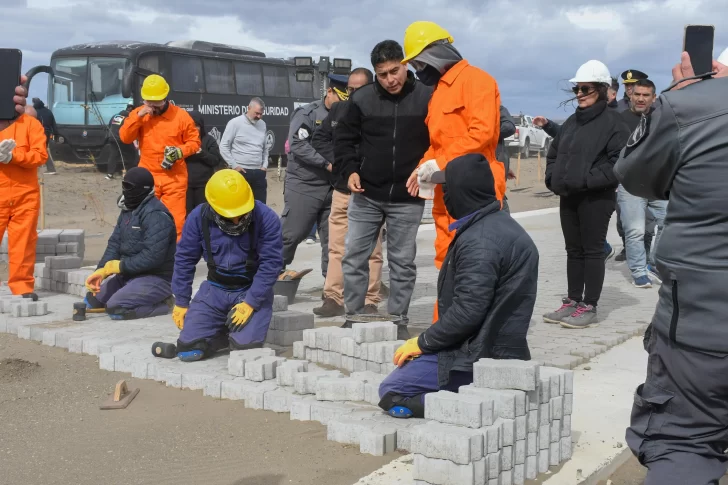 Claudio Vidal envió presos a trabajar en una obra pública de Santa Cruz: construyen un camping en Río Gallegos