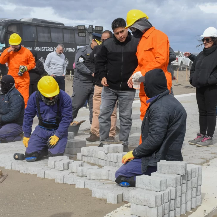 Claudio Vidal envió presos a trabajar en una obra pública de Santa Cruz: construyen un camping en Río Gallegos