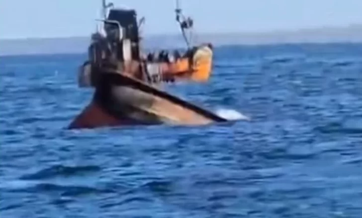 Un buque pesquero naufragó cerca del puerto de Rawson: los tripulantes fueron rescatados