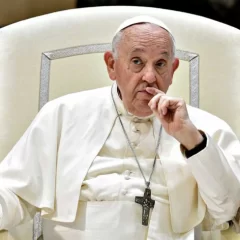 El papa Francisco pasó su segunda noche internado y remarcó: “Todavía necesito tratamiento para mi bronquitis”