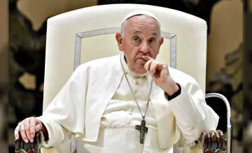 El papa Francisco pasó su segunda noche internado y remarcó: “Todavía necesito tratamiento para mi bronquitis”