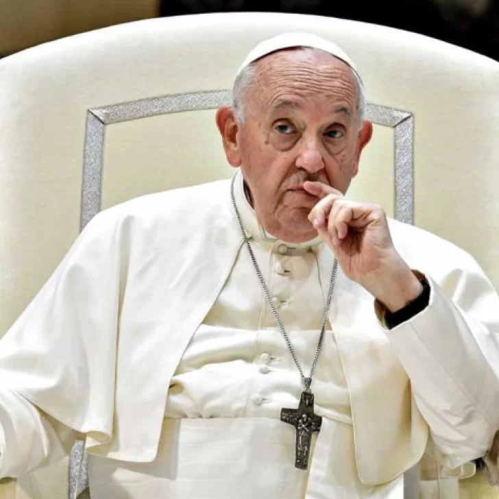 El papa Francisco pasó su segunda noche internado y remarcó: “Todavía necesito tratamiento para mi bronquitis”