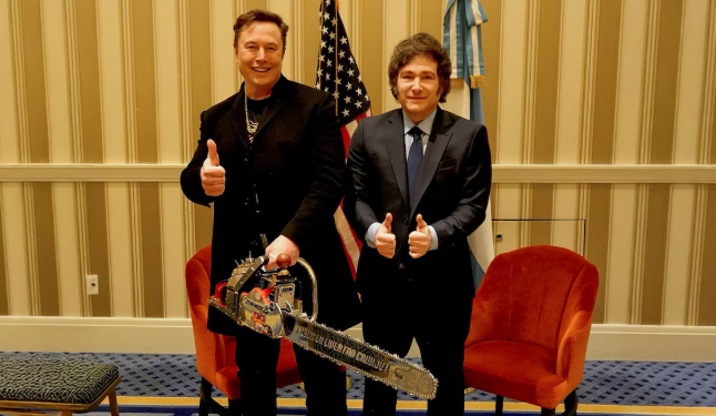 Video. Javier Milei se encontró con Elon Musk en Washington y le regaló una motosierra