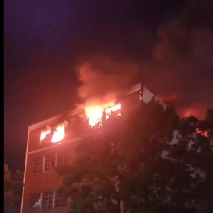 Incendio y pánico: Así fue el momento en que se derrumbó el edificio en Avellaneda