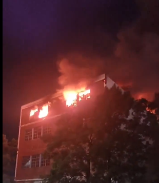 Incendio y pánico: Así fue el momento en que se derrumbó el edificio en Avellaneda