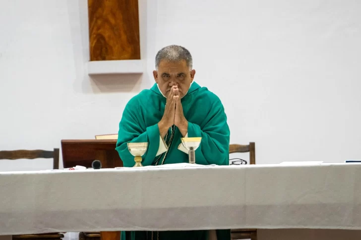 Padre Raúl Domínguez celebra sus dos primeras misas en Caleta Olivia